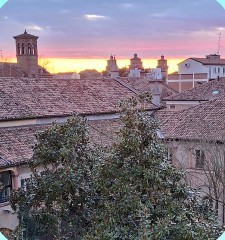 Tetti di Ferrara al tramonto visti dall'istituto